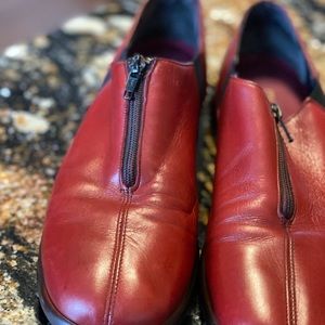 Women’s Munro 10N red with too zipper